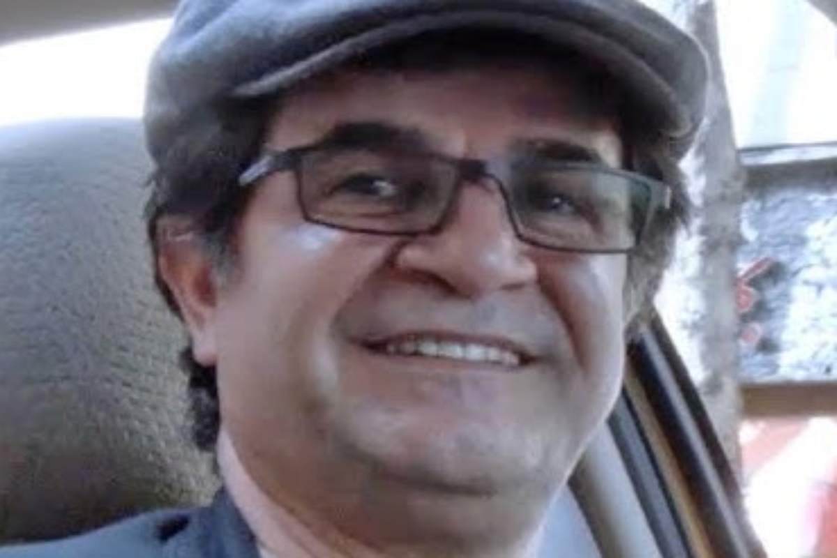il regista Jafar Panahi sorridente